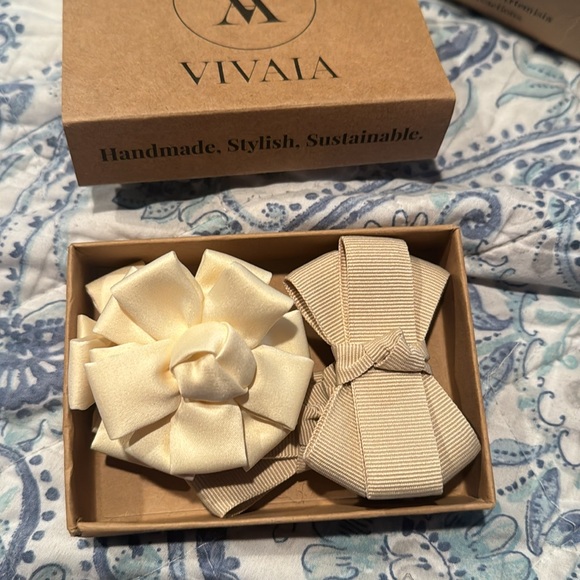 VIVAIA MARGOT 2.0 Cream Ivory flats with 2 clips to add detail. - Picture 4 of 4